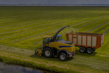 Moissonneuse déversant sa récolte d'herbe