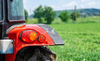 Véhicules agricoles : le freinage à double ligne devient la norme en 2025