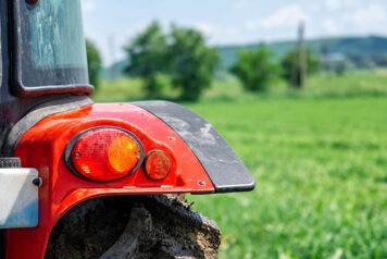 tracteur sur le cotés dans une champ 