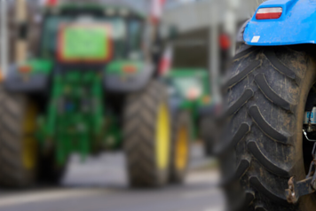 Tracteur premier plan et flou arrière plan