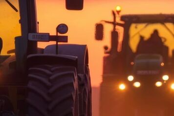 -plusieurs-tracteurs-roulant-sur-une-route-avec-le-focus-sur-trois