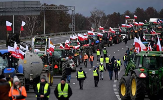 Les agriculteurs polonais mettent fin à leur dernier barrage routier à la frontière ukrainienne