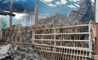 Incendie spectaculaire : un bâtiment agricole en flammes, des pompiers luttent toute la nuit !