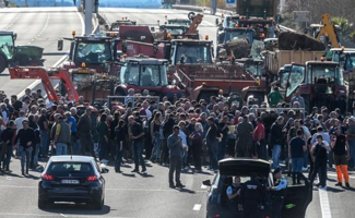 « Venez nombreux, avec tracteurs » : les agriculteurs de Perpignan de retour sur le péage de l'A9