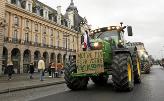 Cercueil et mise en bière : des agriculteurs mènent une action dans le centre-ville à Rennes