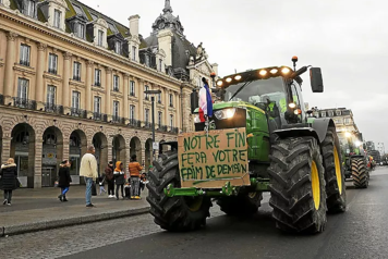 Des agriculteurs mènent une action près de Rennes