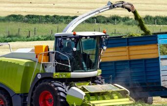 Chantier ensilage herbe avec deux tracteurs