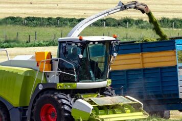 tracteur en plein ensilage