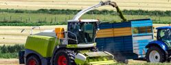 Chantier ensilage herbe avec deux tracteurs