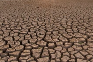 Nuage noire au dessus d'un champ