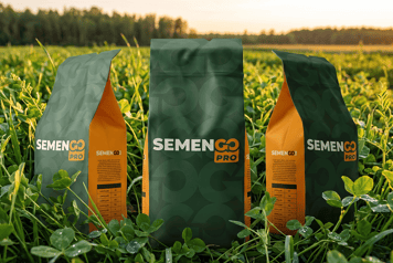 Packshot des sacs de semences Semengo pro dans un champ de couvert végétal