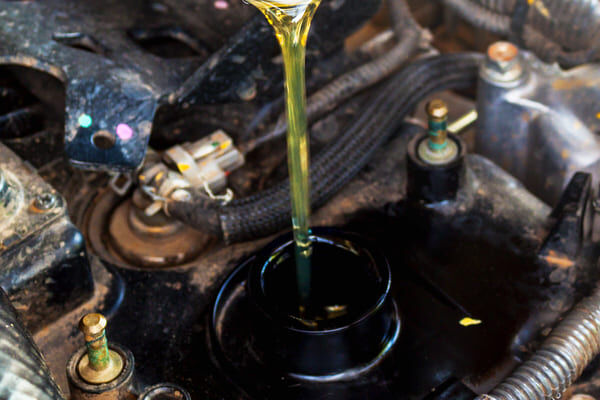 Huile versé dans un bouchon d'huile