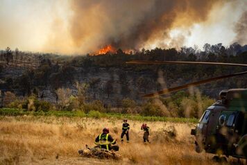 Incendie, pompiers près helicoptère - Sécurité civile / AFP