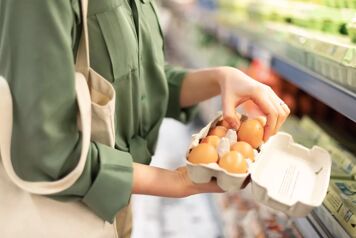 oeuf en rayon mains femmes