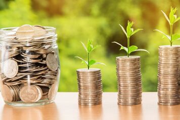 plantes qui poussent sur pièces de monnaie