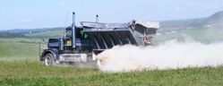 chaulage d'un champ par un camion