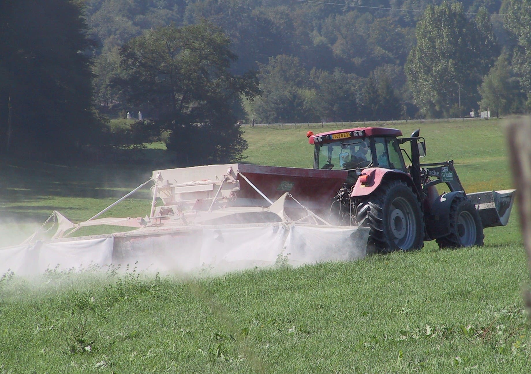 chaulage champ par un tracteur