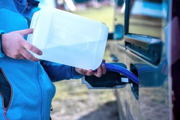 Homme versanst de l'adblue dans son véhicule
