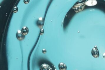 filet liquide de refroidissement jaune orangé sur fond gris