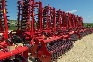 dechaumeurs alignes dans un entrepot