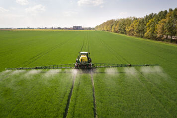 pulverisateur agricole champ