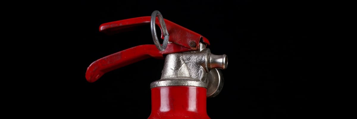 Extincteur rouge zoom sur la goupille