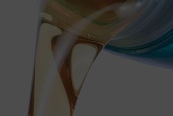 Gros plans huile moteur versé dans la bouchon d'entrée remplissage d'huile d'un moteur