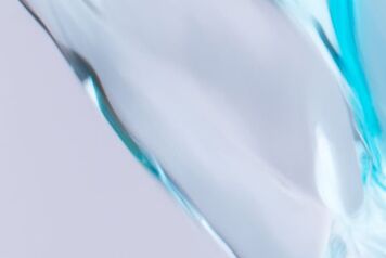 Gros plans sur filet liquide de refroidissement bleu sur fond gris