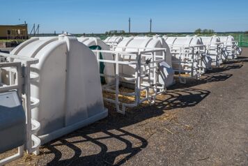 niches à veau en plastique blanc