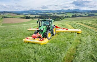 zoom sur une faneuse dans un champ