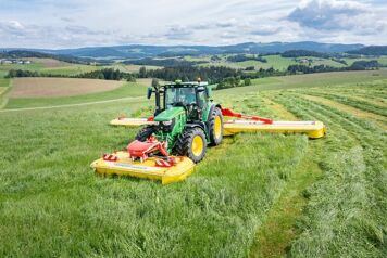 zoom sur une faneuse dans un champ