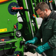 agriculteur remplissant son pulvérisateur
