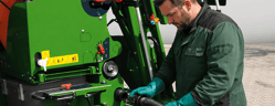 agriculteur remplissant son pulvérisateur