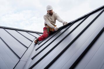 renovation toiture agricole par un ouvrier 