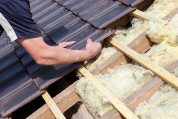 pose toiture fibrociment par un ouvrier