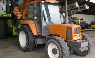 Tracteur Renault : découvrez l'histoire et les modèles de la marque.