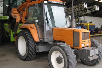 tracteur renault dans un garage