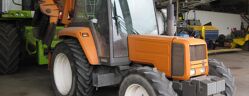 tracteur renault dans un garage