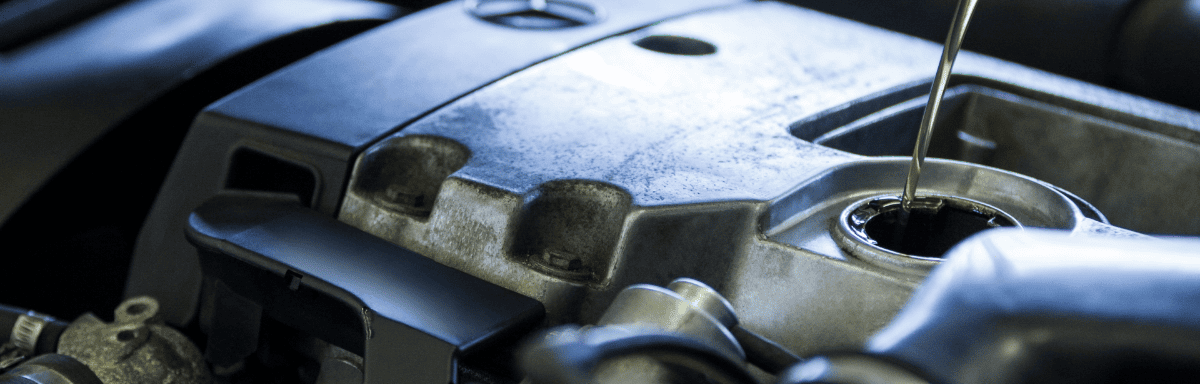 Huile moteur versé dans un bouchon de remplissage d'huile d'un moteur