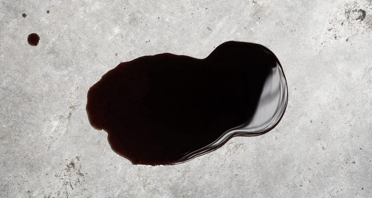 tache d'huile par terre suite à une fuite