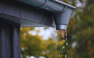 Utilisation de l'eau de pluie en agriculture: règles, avantages et bonnes pratiques