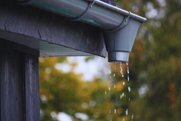 utilisation de l'eau de pluie via une gouttière